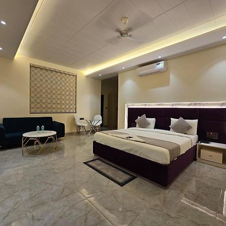 Hotel The Glass House Greater Noida Eksteriør billede