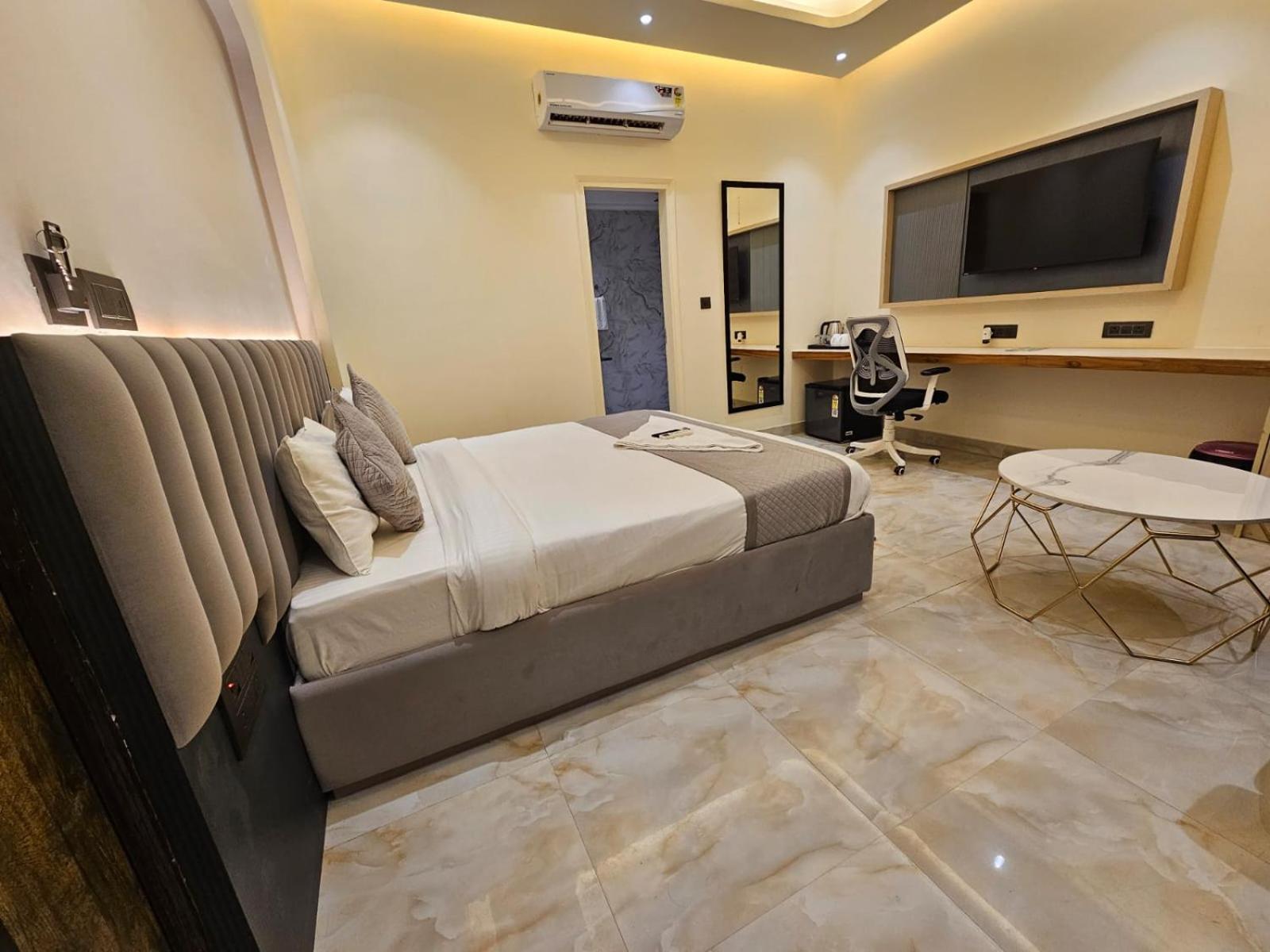 Hotel The Glass House Greater Noida Eksteriør billede