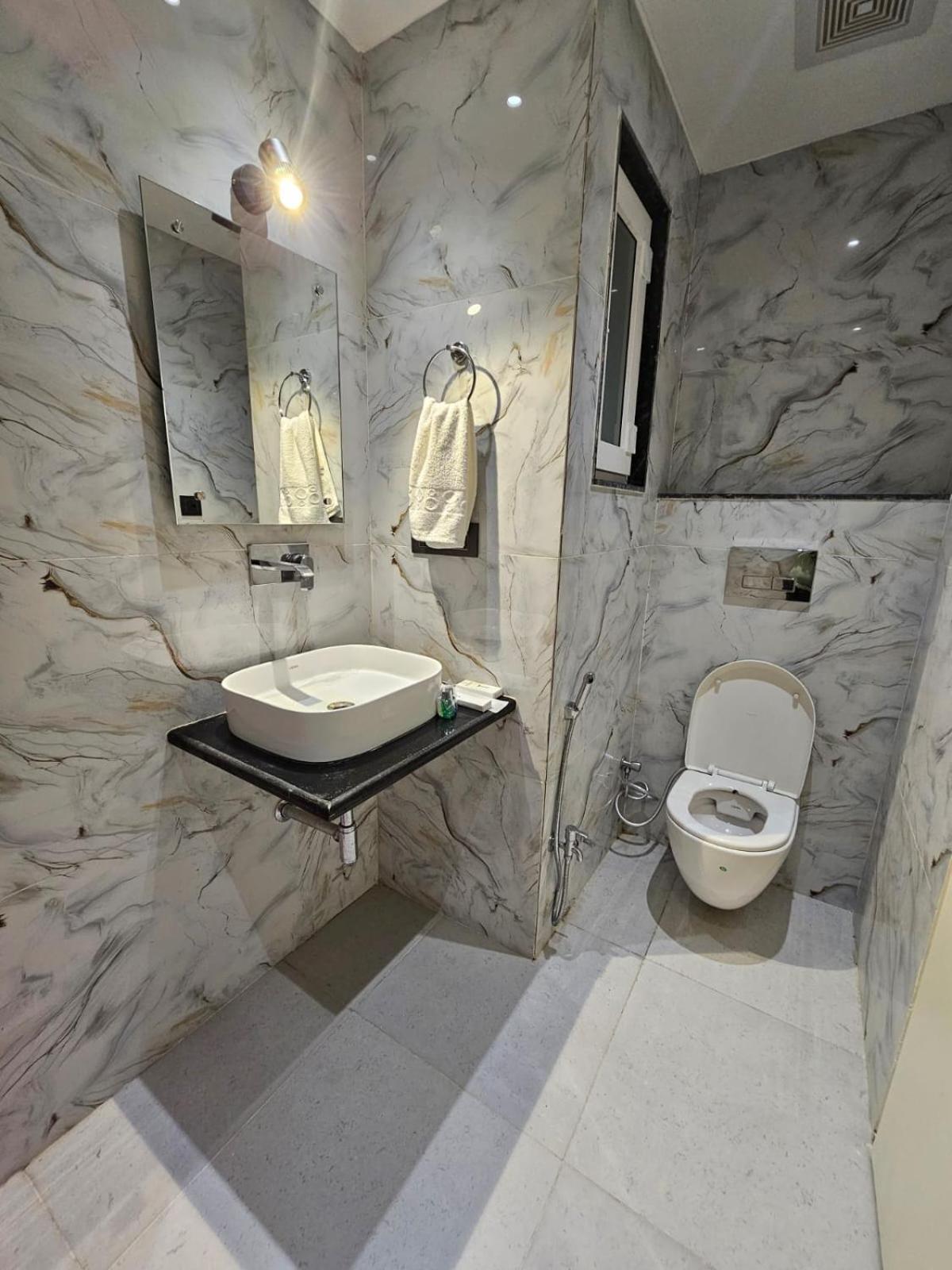 Hotel The Glass House Greater Noida Eksteriør billede