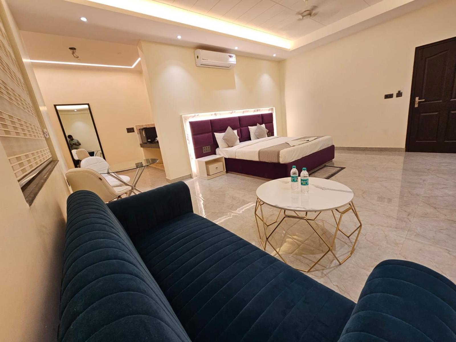 Hotel The Glass House Greater Noida Eksteriør billede