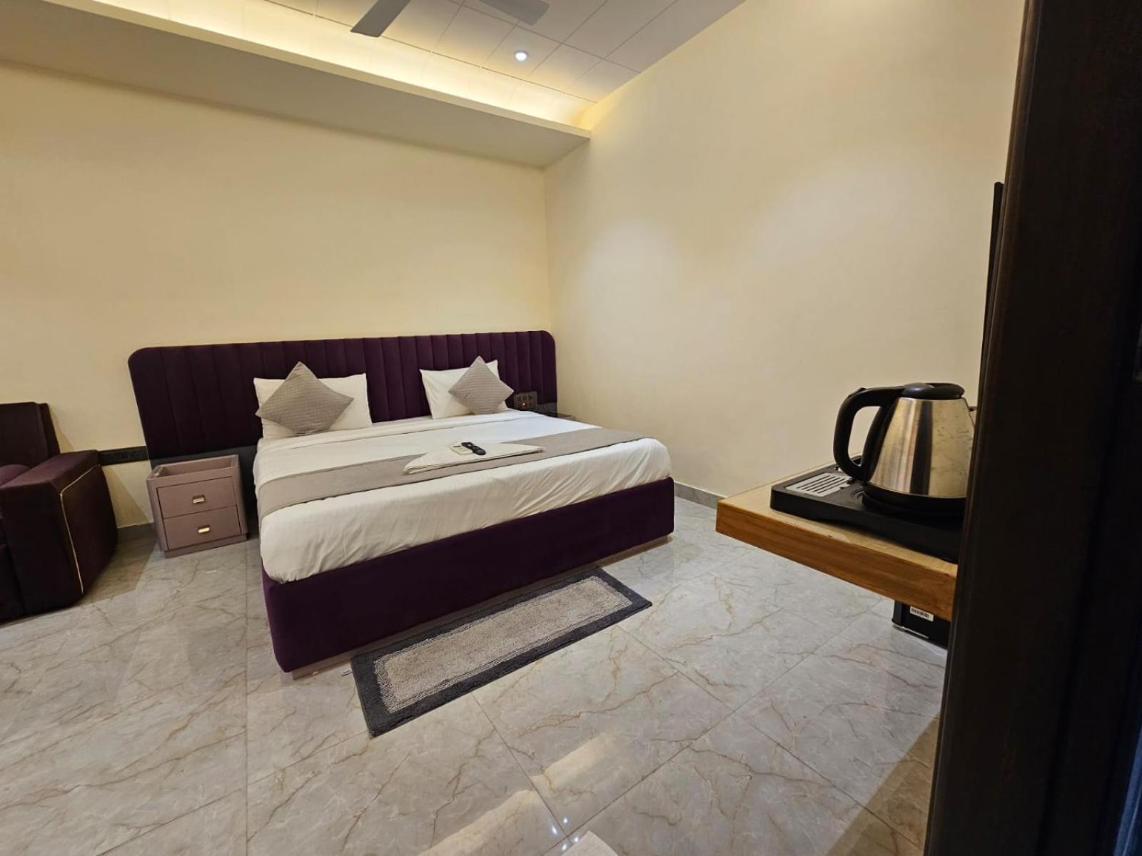 Hotel The Glass House Greater Noida Eksteriør billede