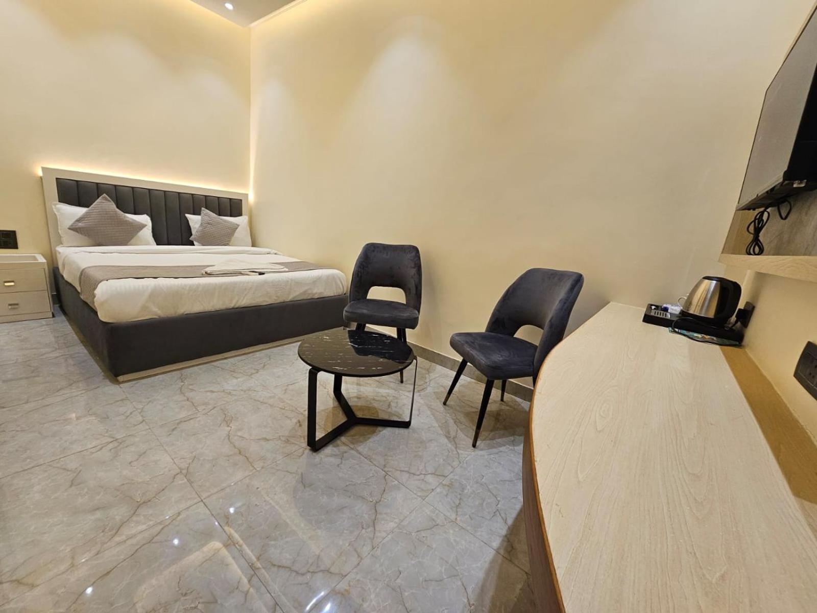 Hotel The Glass House Greater Noida Eksteriør billede