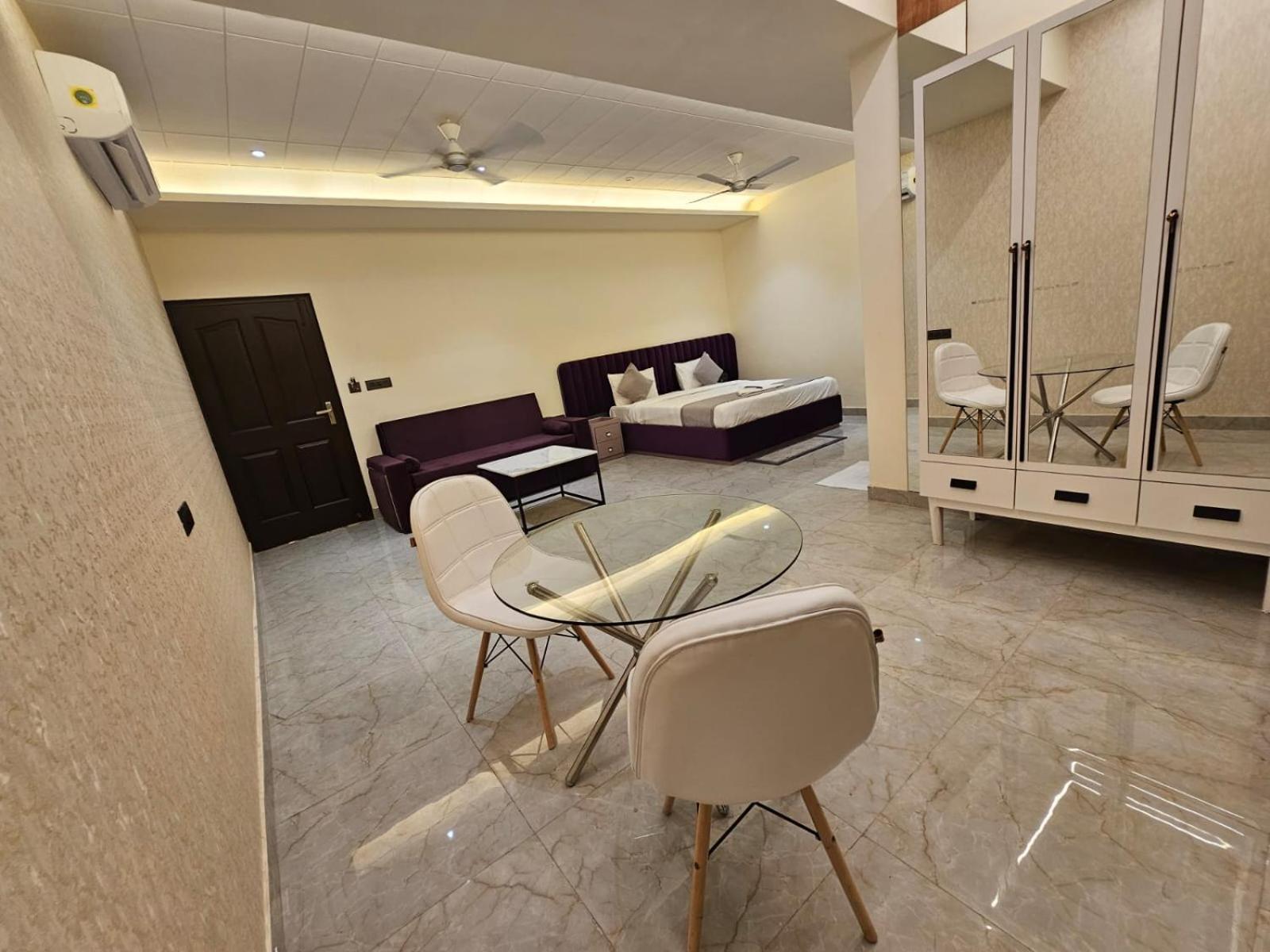 Hotel The Glass House Greater Noida Eksteriør billede
