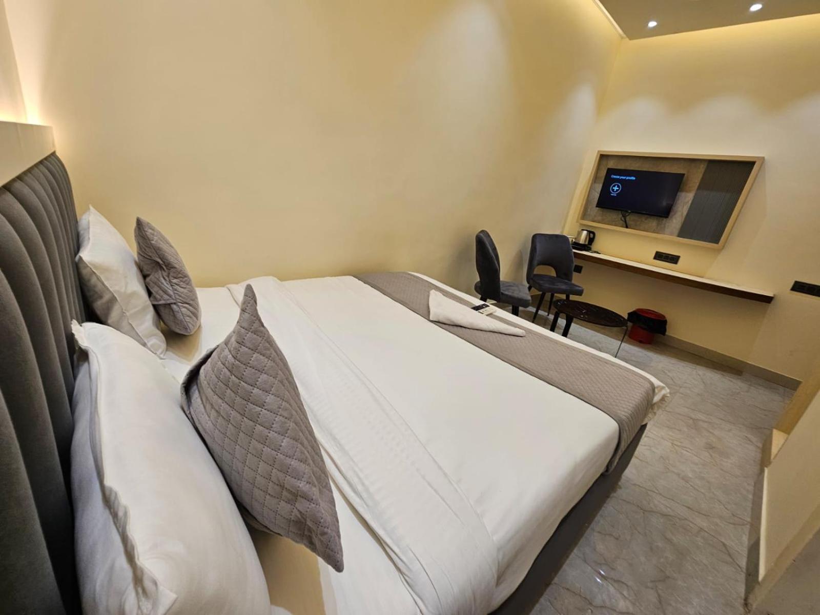Hotel The Glass House Greater Noida Eksteriør billede
