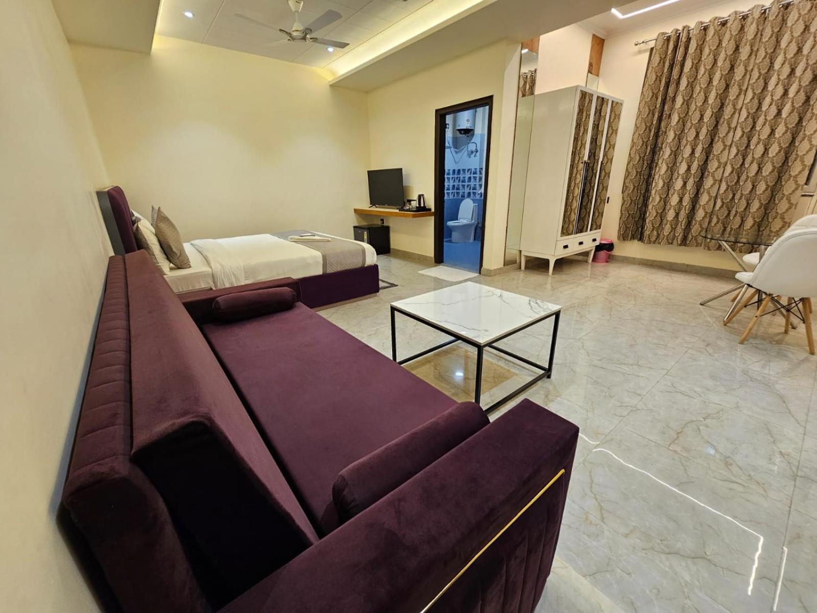 Hotel The Glass House Greater Noida Eksteriør billede